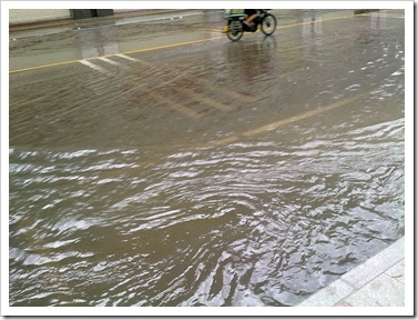 暴雨淹街