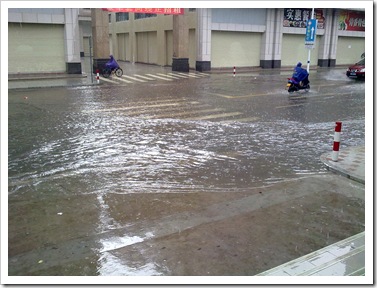 暴雨淹街
