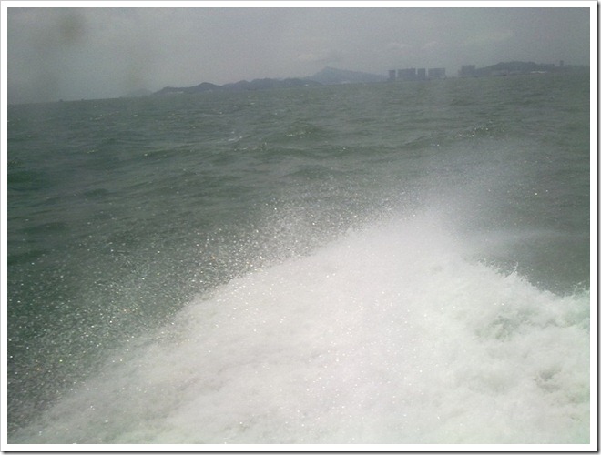 行船溅起的浪花
