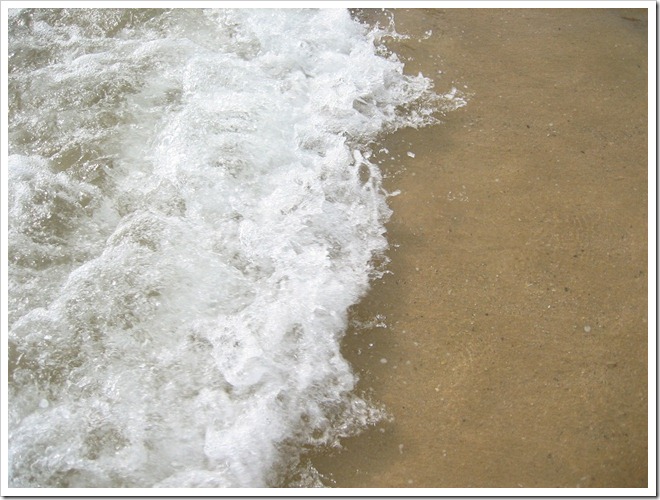 浪花拍打在海滩